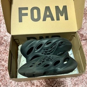 Yeezy Foam Runners / Mens / Size 6